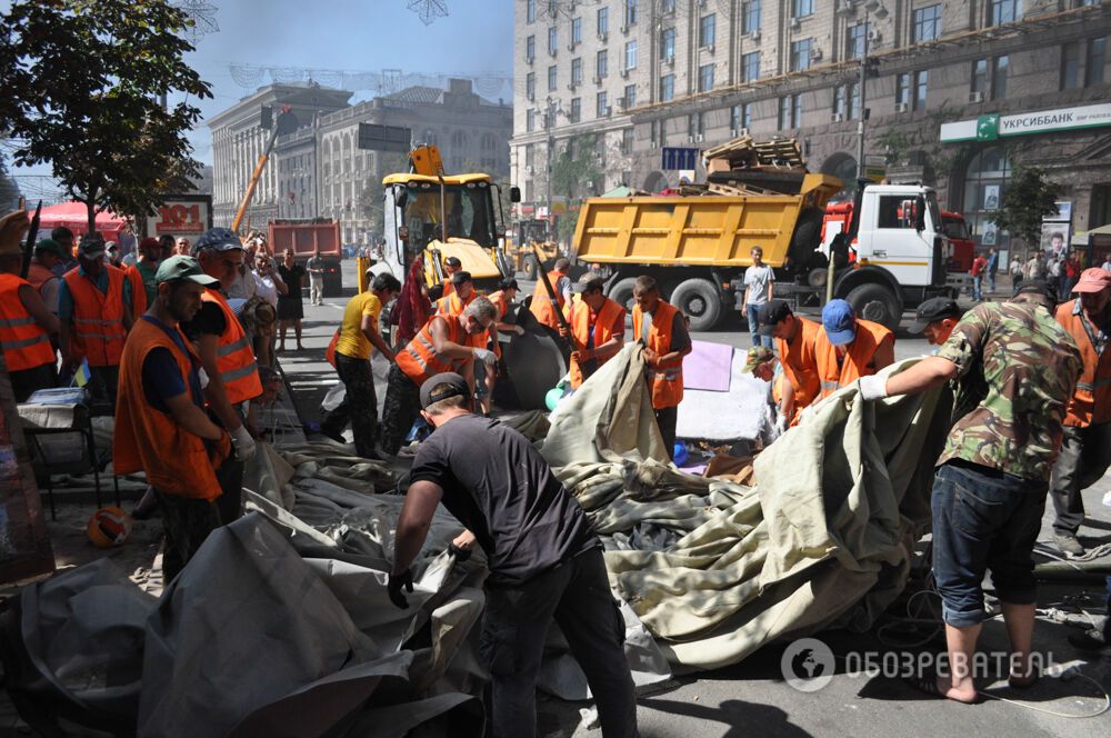 Ситуація на Майдані: шини загасили, намети і частина барикад прибрали