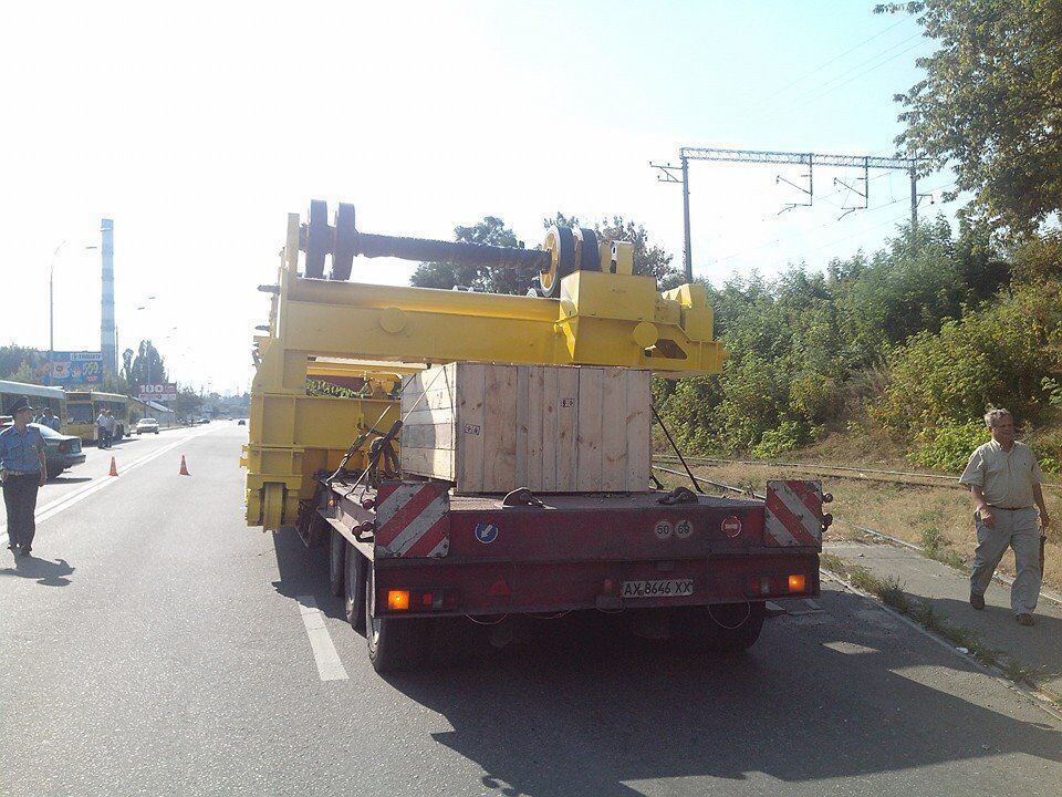 В Києві зруйновано пішохідний міст