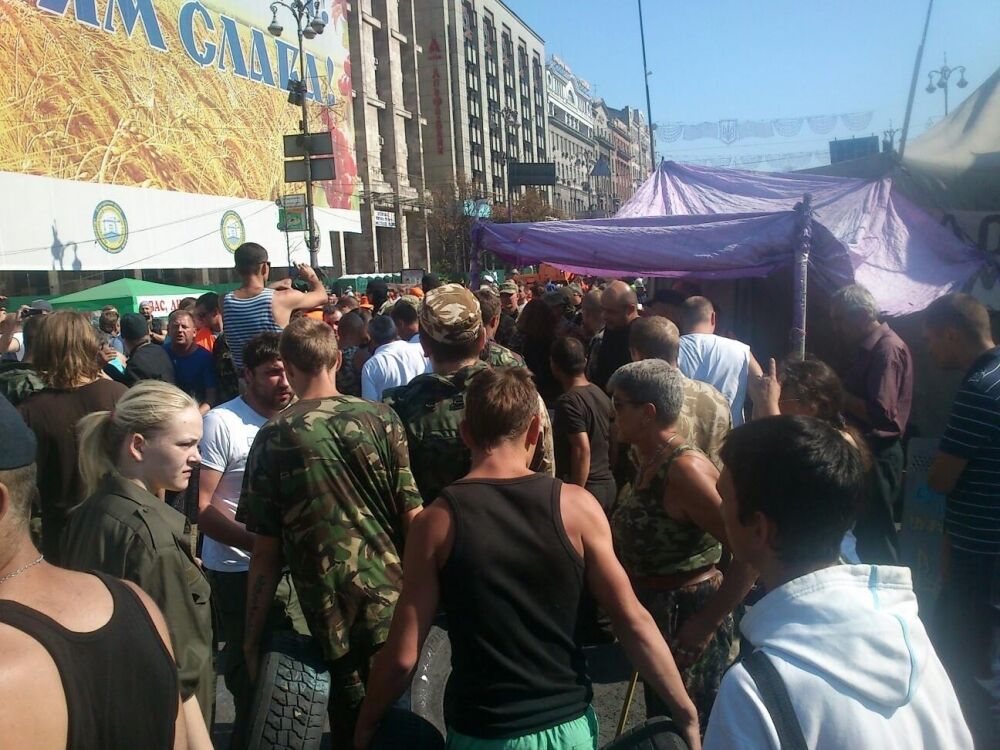 Коммунальщики начали разбирать баррикады на Майдане