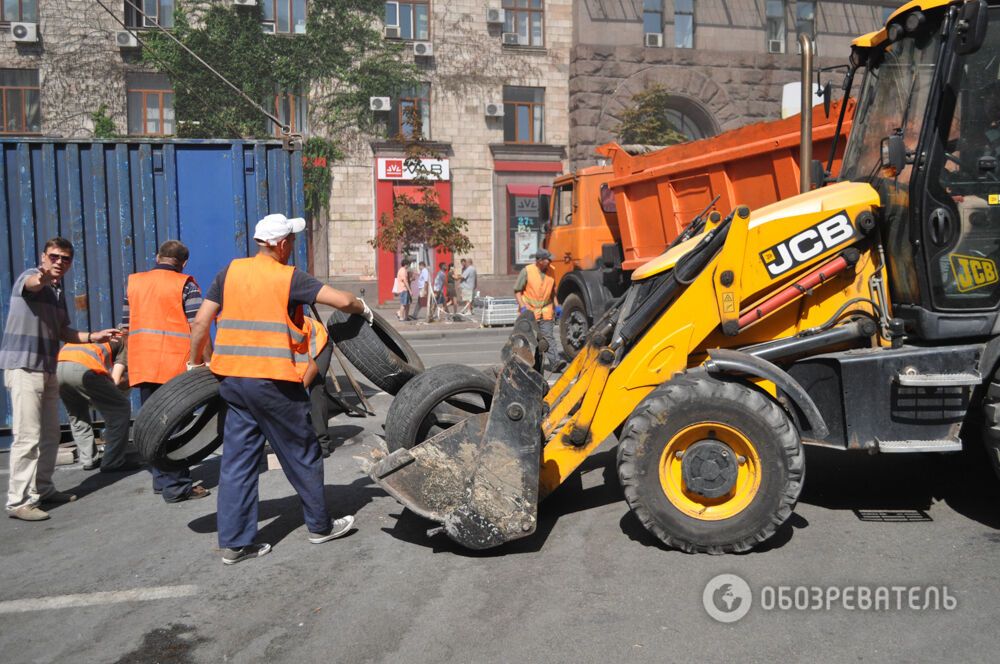 Ситуація на Майдані: шини загасили, намети і частина барикад прибрали