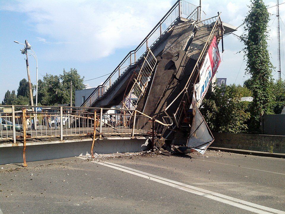 В Києві зруйновано пішохідний міст