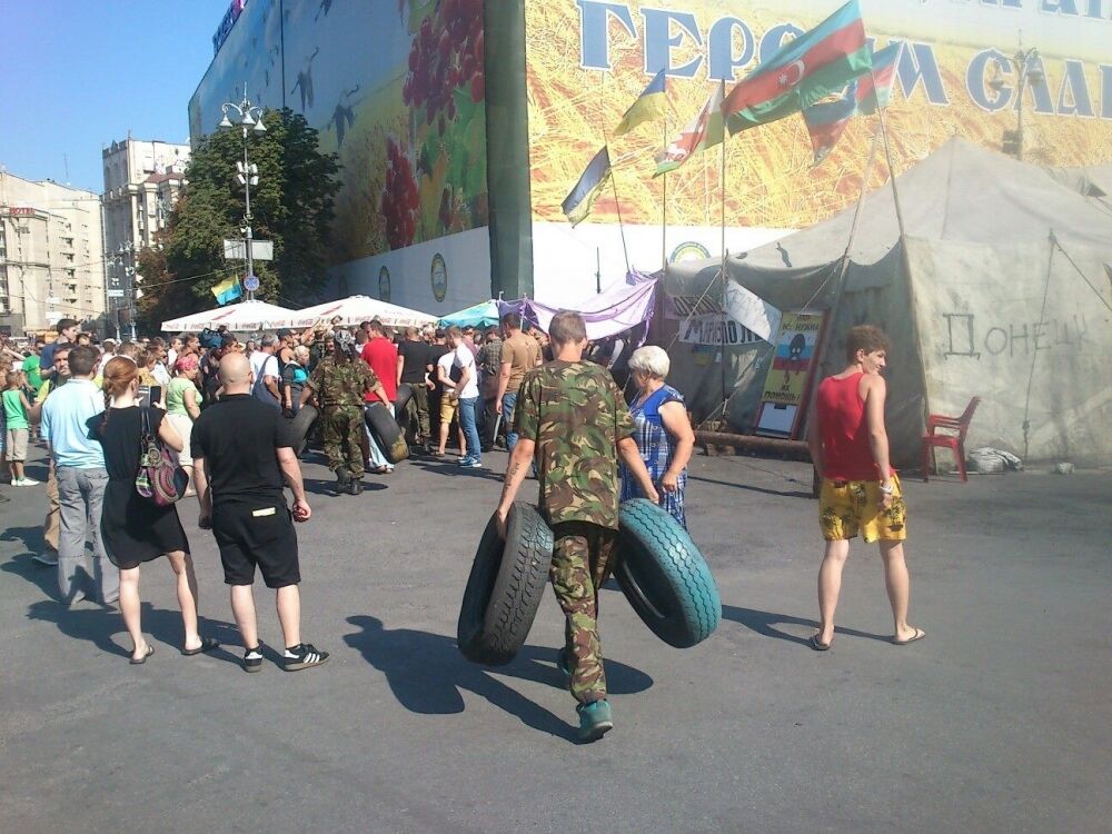 Коммунальщики начали разбирать баррикады на Майдане