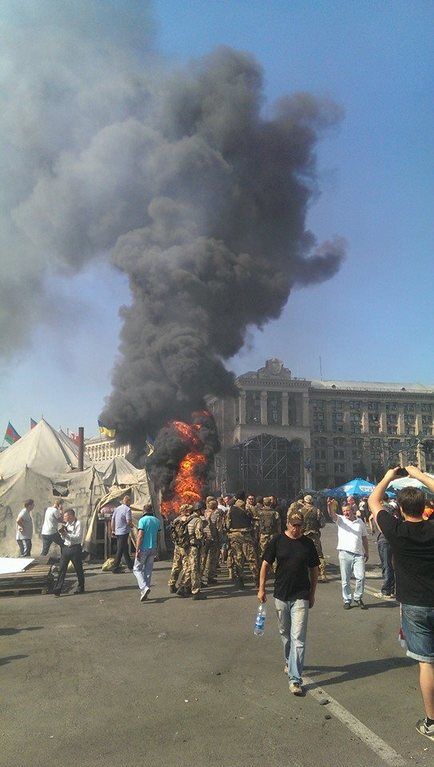 На Майдане опять горели шины. Видео 