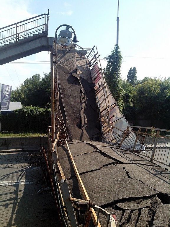 В Києві зруйновано пішохідний міст