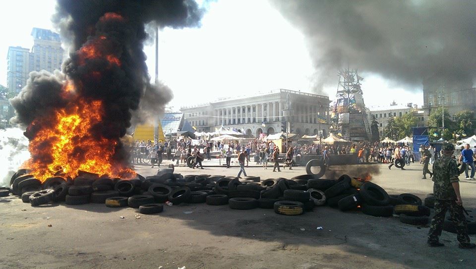 На Майдане опять горели шины. Видео