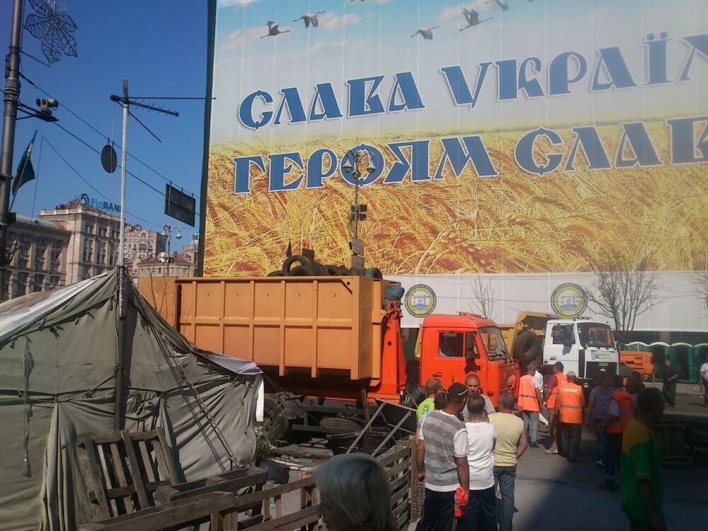 Комунальники почали розбирати барикади на Майдані