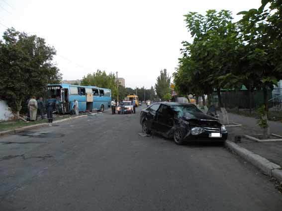 В Баштанке автобус с 39 пассажирами врезался в жилой дом, есть жертвы
