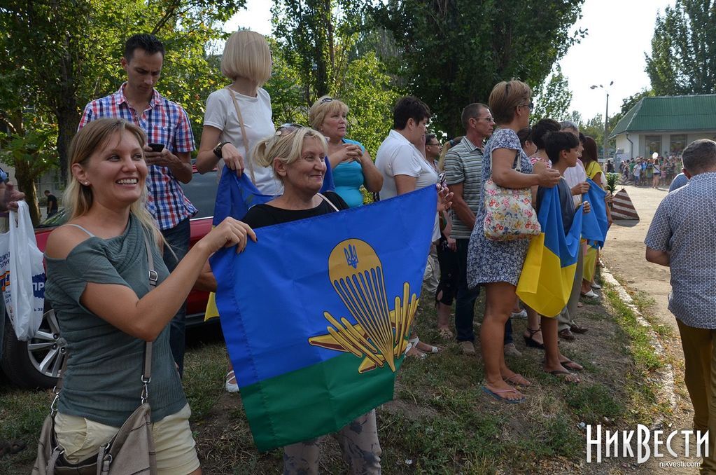 Николаевцы встречали своих героев из зоны АТО с цветами и флагами Украины