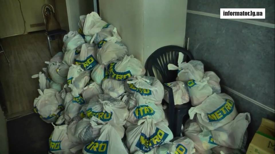 Боевики раздают награбленные продукты под видом "гуманитарки" из России