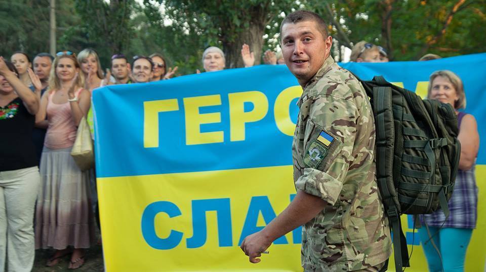 Николаевцы встречали своих героев из зоны АТО с цветами и флагами Украины