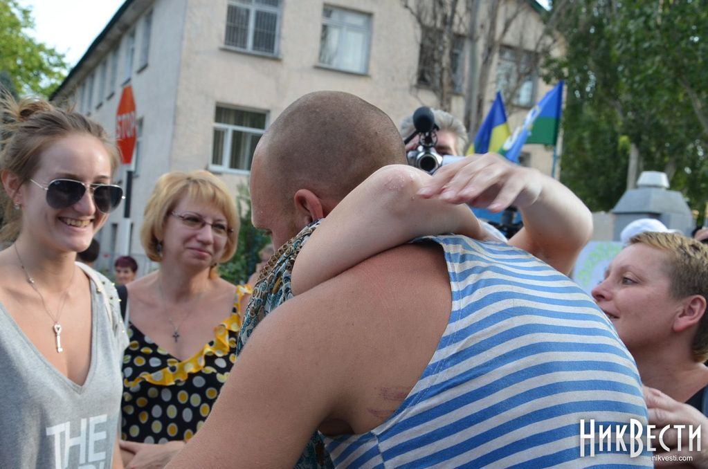 Николаевцы встречали своих героев из зоны АТО с цветами и флагами Украины
