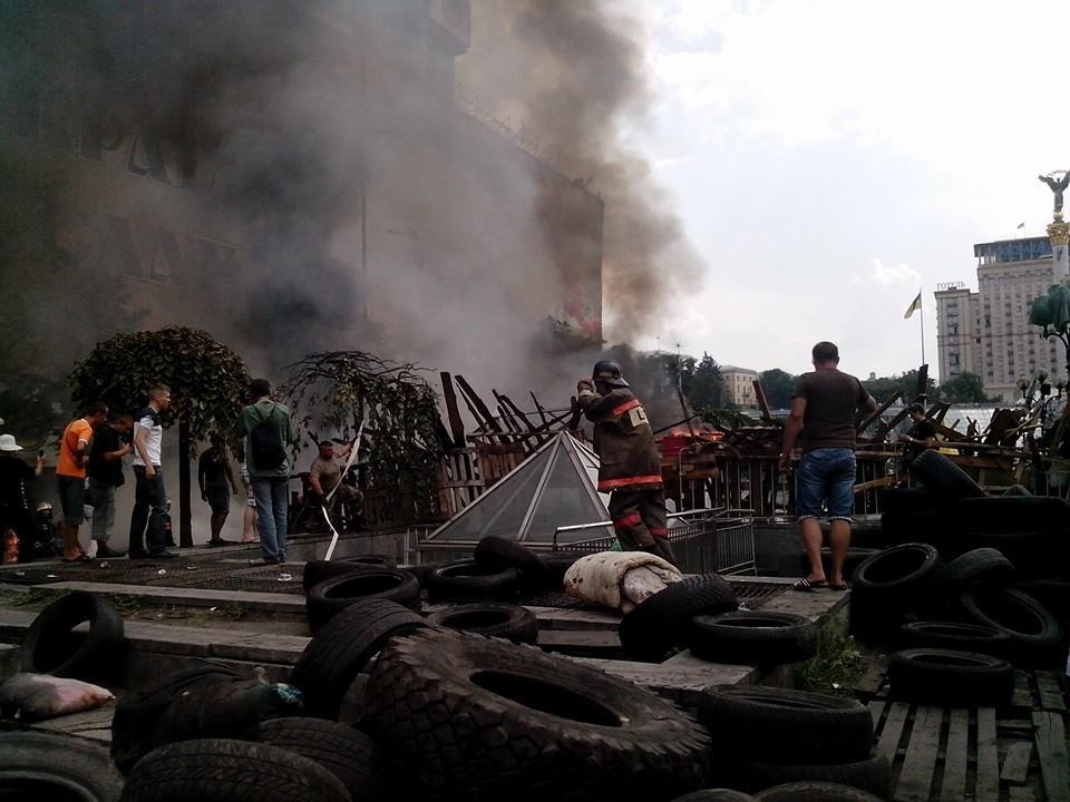 У стелы на Майдане сгорела половина палаток, остальные продолжили разбирать киевляне