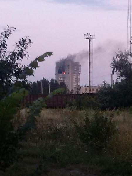 В Шахтерске после обстрела террористами сожжены дотла жилые дома и госучреждения