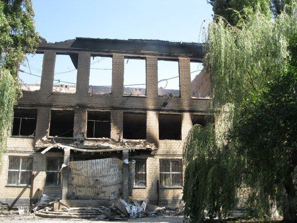 У Шахтарську після обстрілу терористами спалені вщент житлові будинки і держустанови