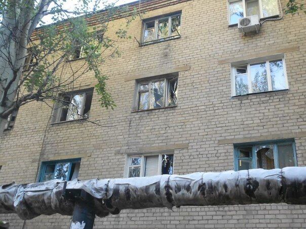 В Донецке боевики обстреляли многоэтажки, осколки снаряда попали в маршрутку с пассажирами