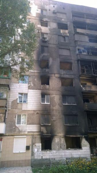 В Шахтерске после обстрела террористами сожжены дотла жилые дома и госучреждения