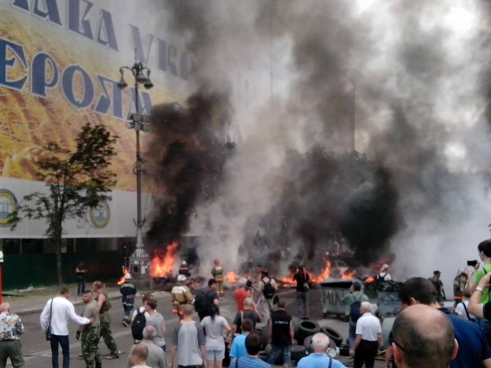 У стелы на Майдане сгорела половина палаток, остальные продолжили разбирать киевляне