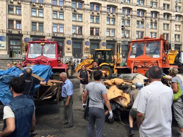 Тысячи киевлян вышли на Майдан убирать палатки и баррикады
