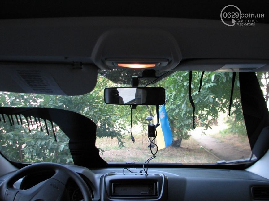 В Мариуполе автомобиль с прапором Украины облили смолой