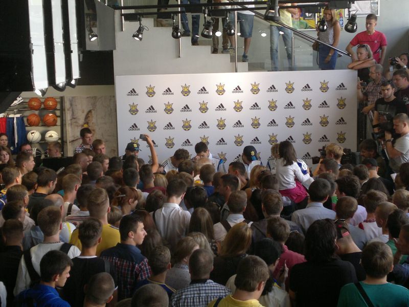 Автограф-сессия футболистов сборной Украины вызвала огромный ажиотаж в Киеве