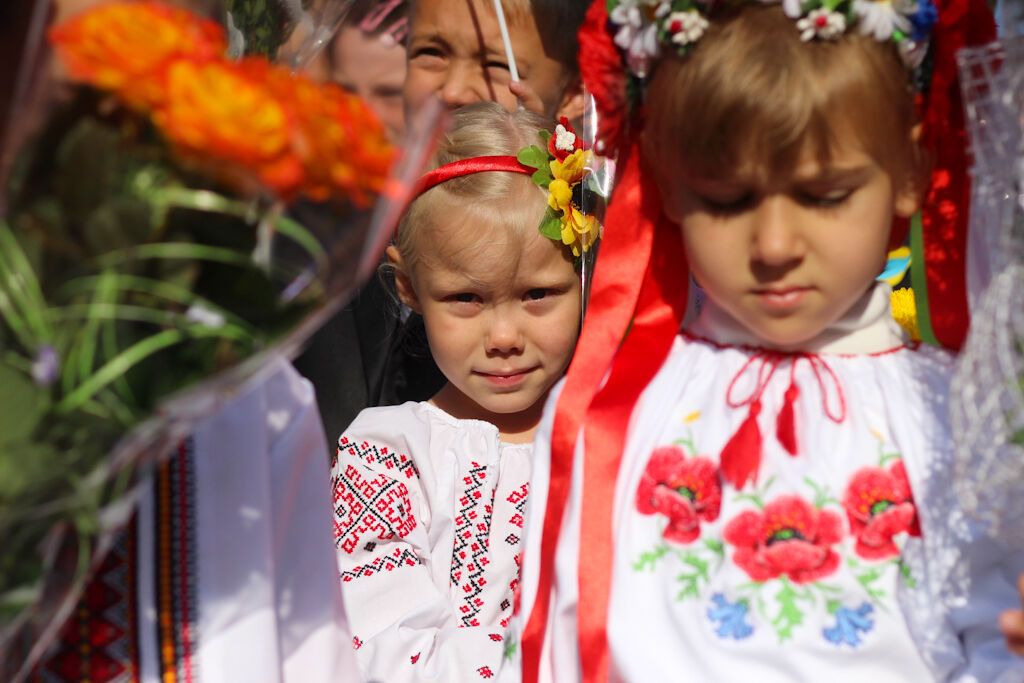 Киевские школьники пришли на линейку в вышиванках