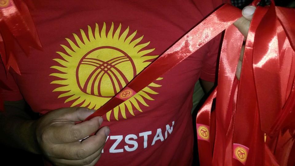 В Кыргызстане задержали активистов за раздачу ленточек в виде флага по случаю Дня независимости