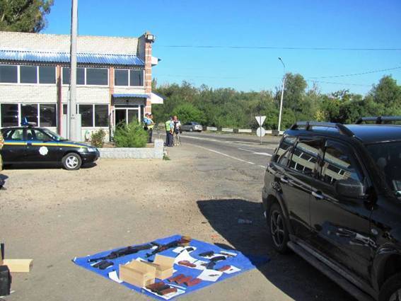 На Херсонщині затримали викрадений з Донецька автомобіль зі зброєю, боєприпасами і коноплею