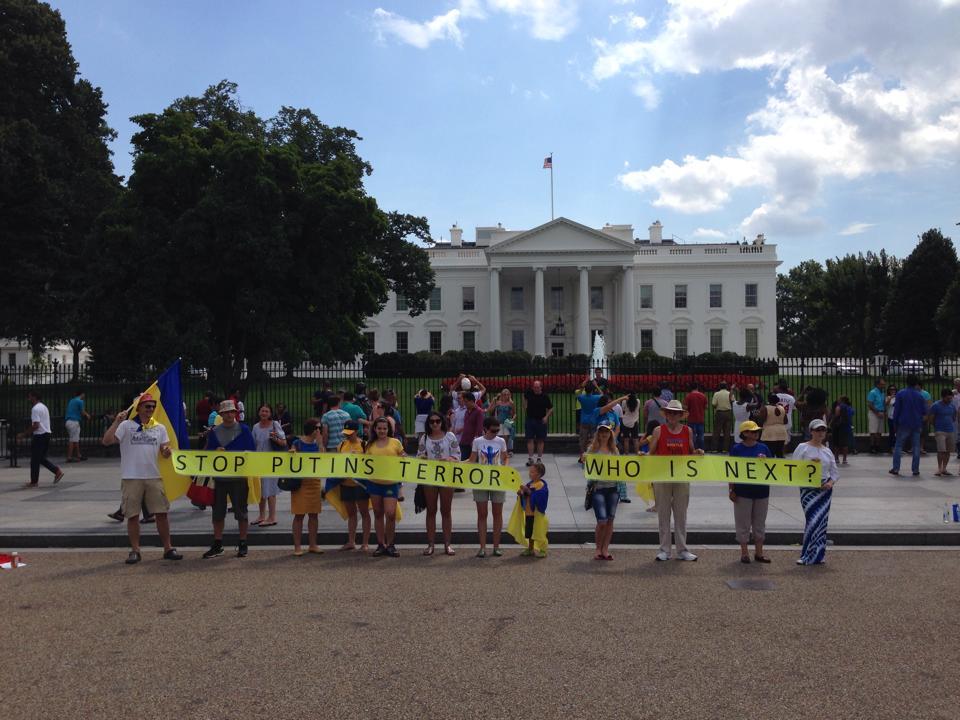 Под Белым домом и Еврокомиссией активисты требовали остановить Путина