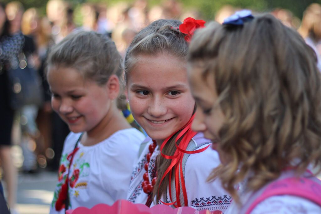 Киевские школьники пришли на линейку в вышиванках