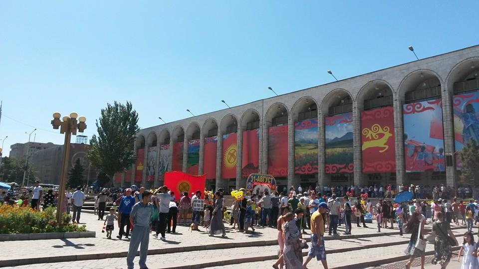 В Кыргызстане задержали активистов за раздачу ленточек в виде флага по случаю Дня независимости