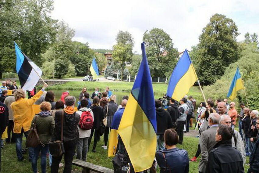 "Руки прочь от Украины!": в Литве пикетировали посольство РФ