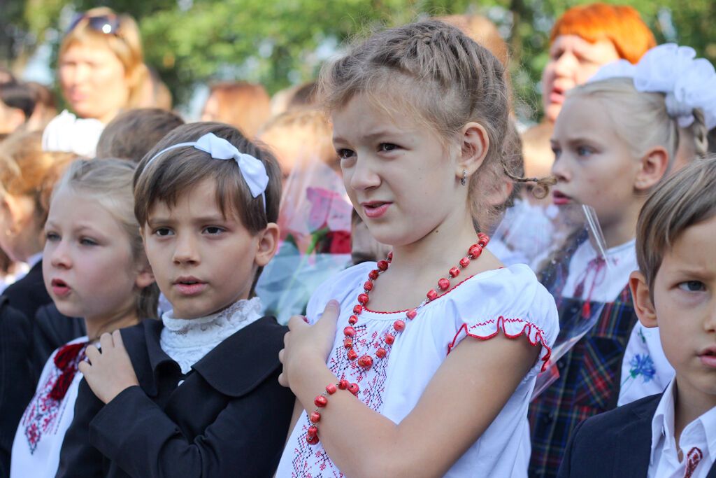 Київські школярі прийшли на лінійку у вишиванках