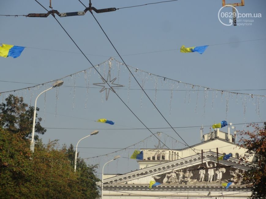 Мариуполь не сдается: весь проспект украсили новыми флагами Украины