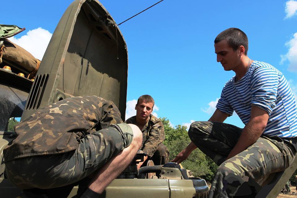 Десантники відремонтували відбиту у російських "колег" БМД