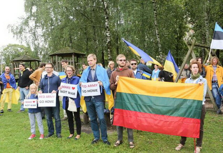 "Руки прочь от Украины!": в Литве пикетировали посольство РФ