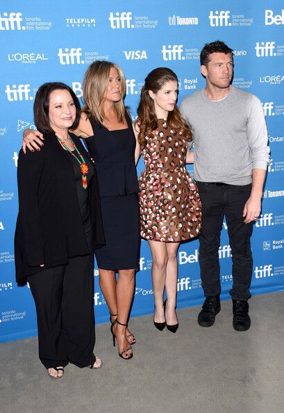 Дженнифер Энистон пожаловала с тортом 