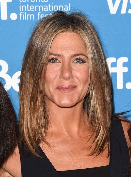 Дженнифер Энистон пожаловала с тортом 