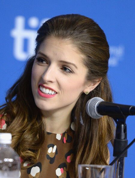 Дженнифер Энистон пожаловала с тортом 