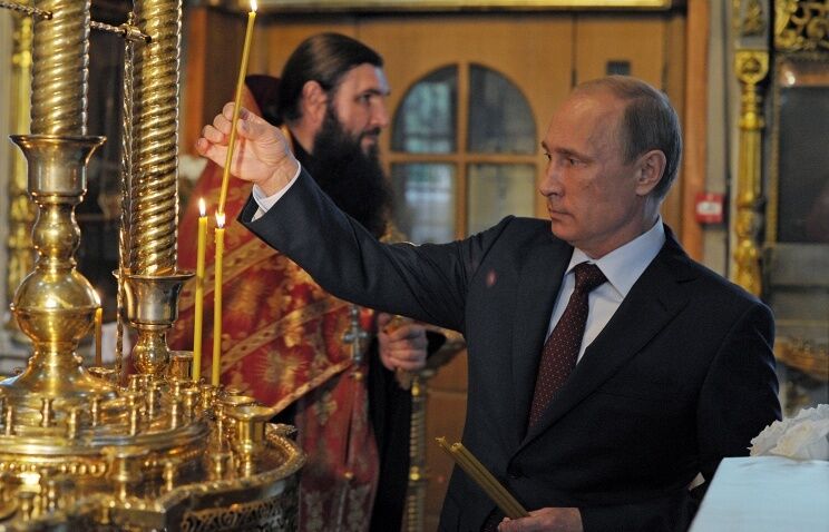 Путин поставил в храме свечку "за защитников Новороссии"