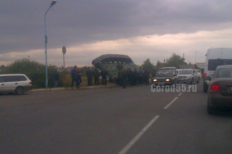 В Омске перевернулся танк