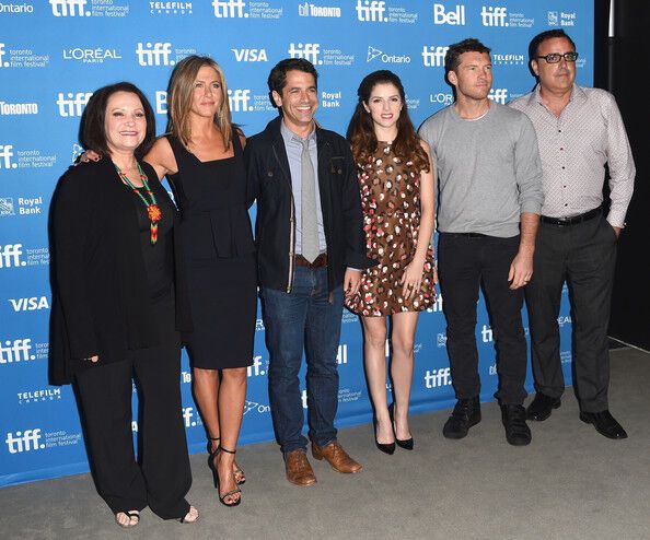 Дженнифер Энистон пожаловала с тортом 