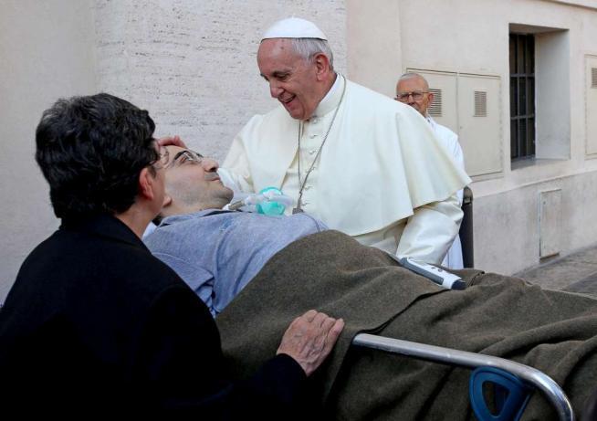 Папа Франциск поцеловал парализованного мужчину 