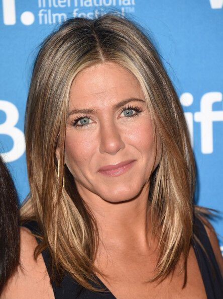 Дженнифер Энистон пожаловала с тортом 