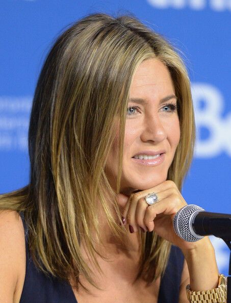 Дженнифер Энистон пожаловала с тортом 