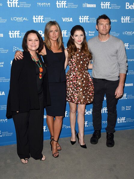 Дженнифер Энистон пожаловала с тортом 