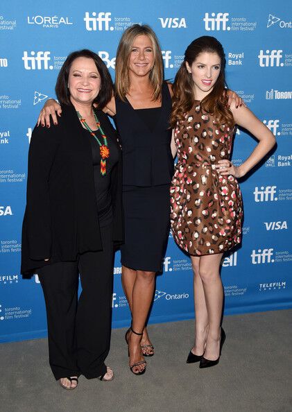 Дженнифер Энистон пожаловала с тортом 