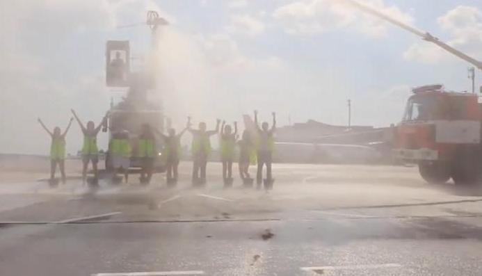 В "Борисполе" участников Ice Bucket Challenge облили водой пожарные машины