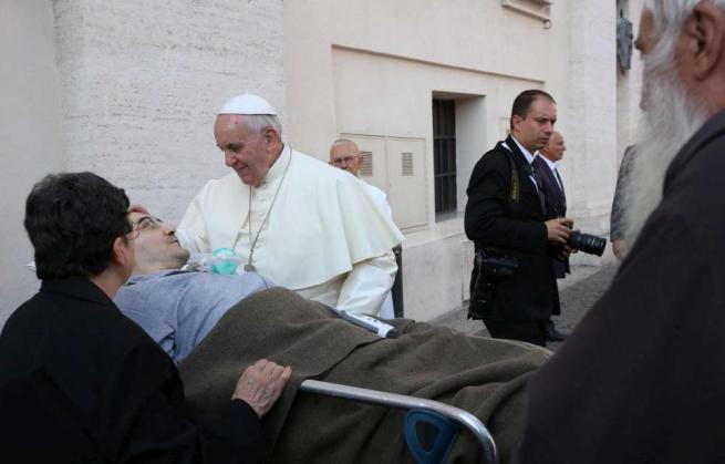 Папа Франциск поцеловал парализованного мужчину 
