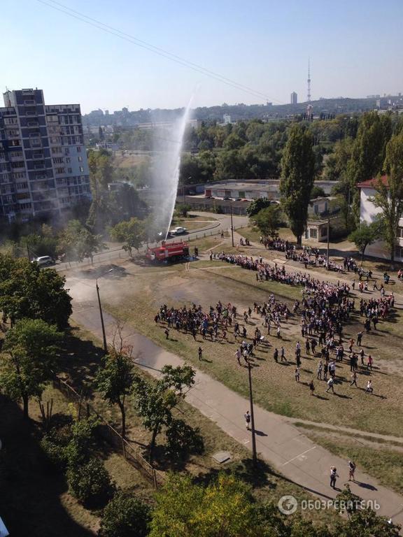 В киевской школе устроили массовый а-ля IceBucketChallenge