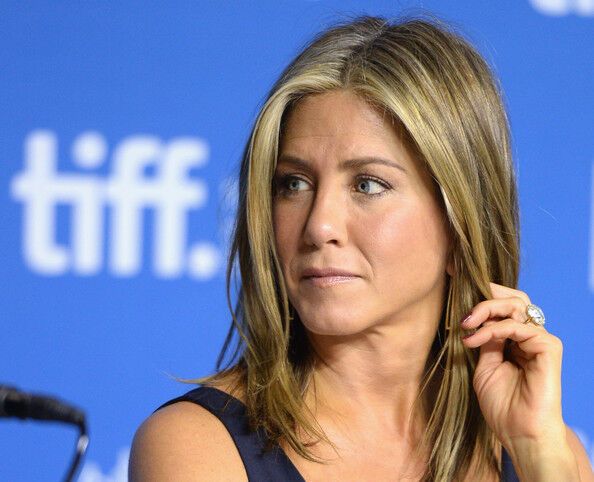 Дженнифер Энистон пожаловала с тортом 